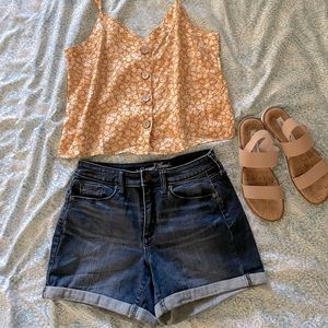 Universal Thread denim shorts size 6